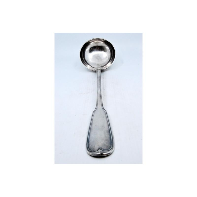 Smooth silver soup ladle with grooves along the handle siglo XIX en venta