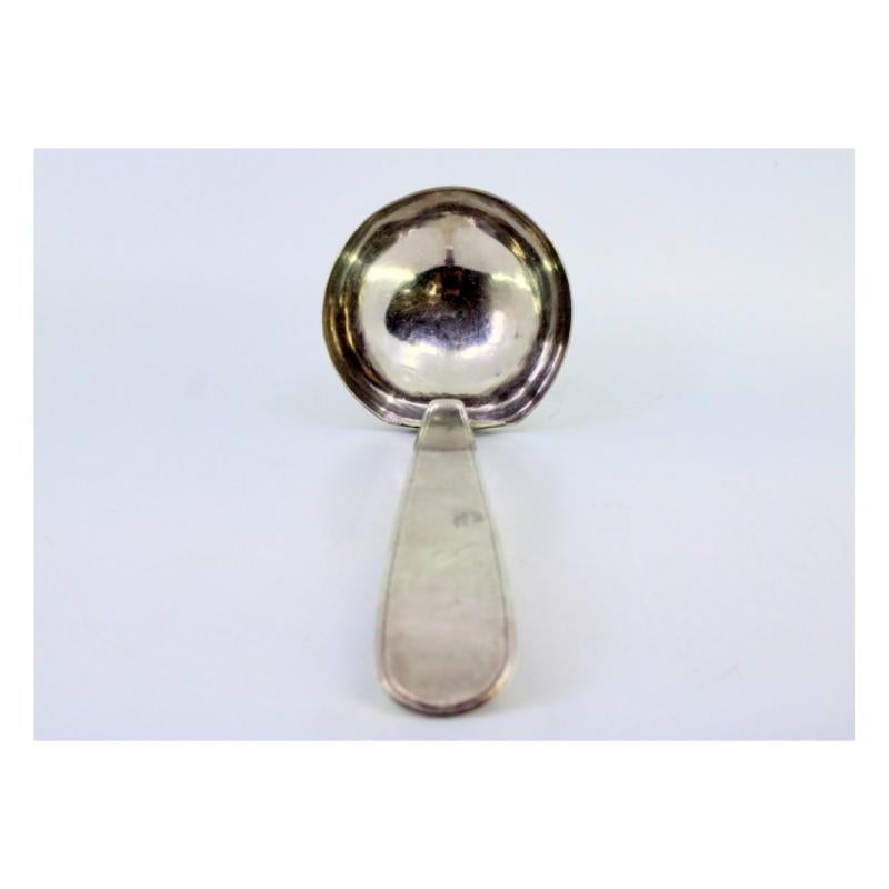 Smooth silver soup ladle with grooves along the handle (18. Jahrhundert) im Angebot