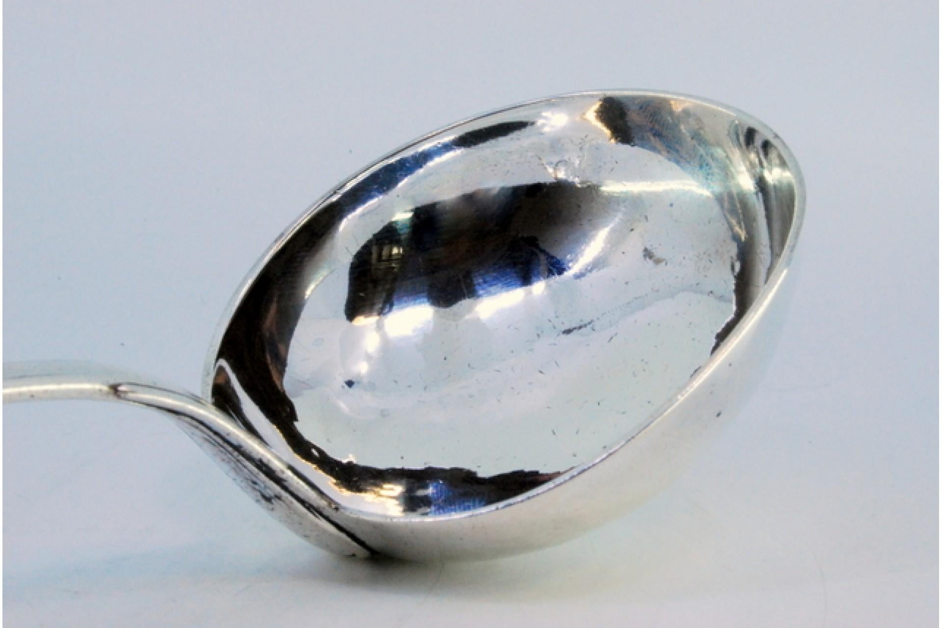 XIXe siècle Smooth silver soup ladle with grooves along the handle en vente