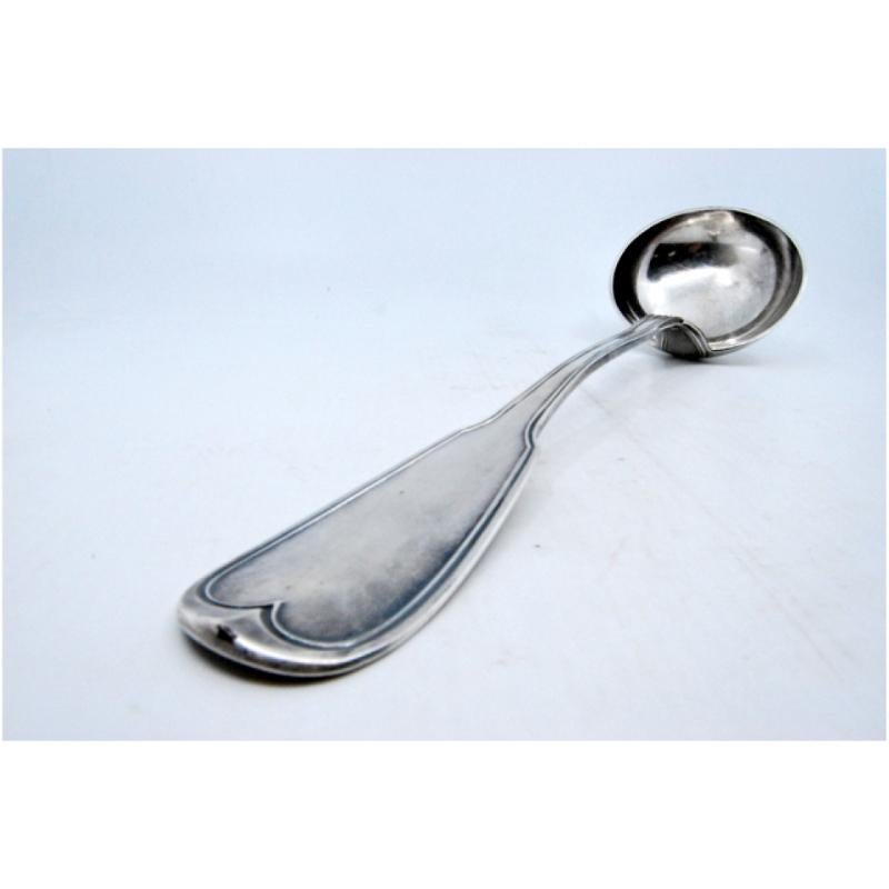 Smooth silver soup ladle with grooves along the handle Silver en venta