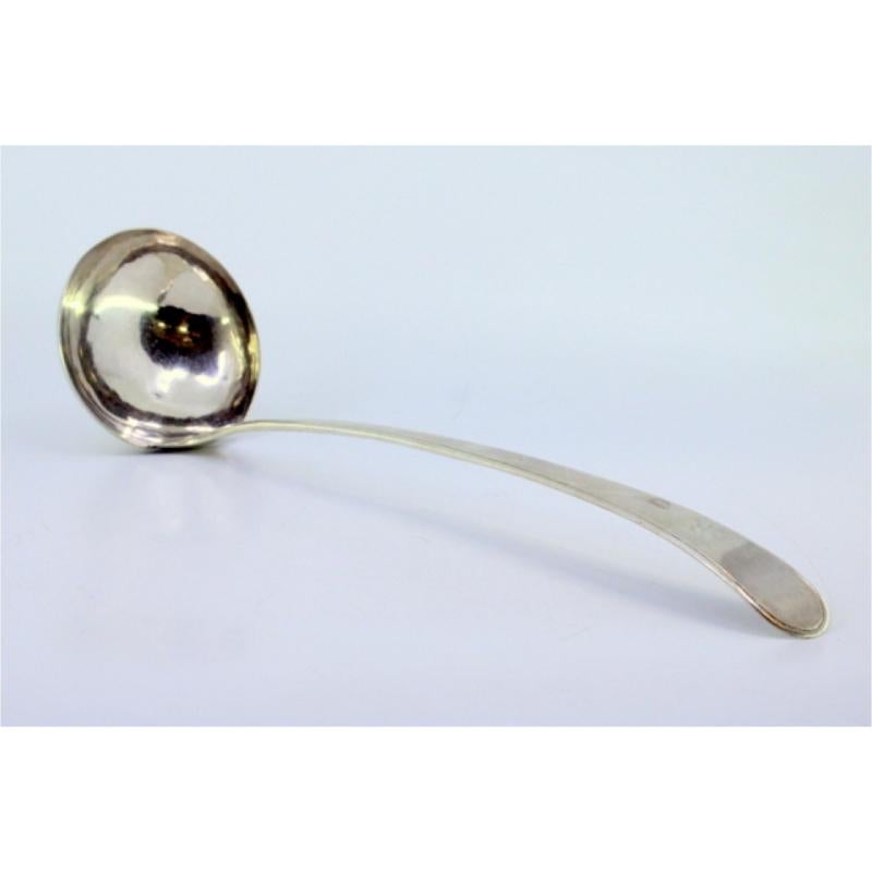 Smooth silver soup ladle with grooves along the handle (Silber) im Angebot