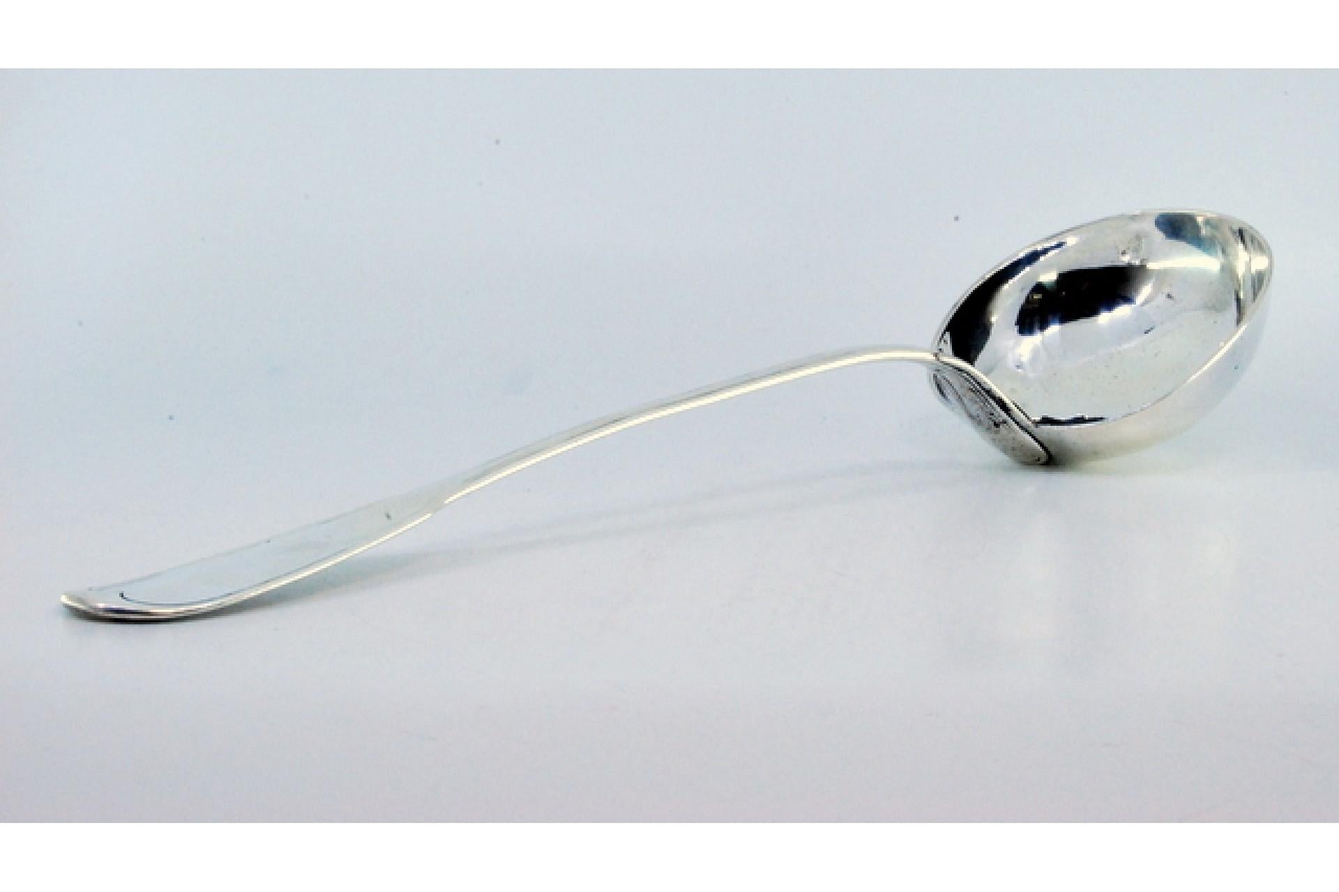 Argent Smooth silver soup ladle with grooves along the handle en vente
