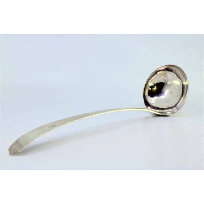 Smooth silver soup ladle with grooves along the handle im Angebot 1