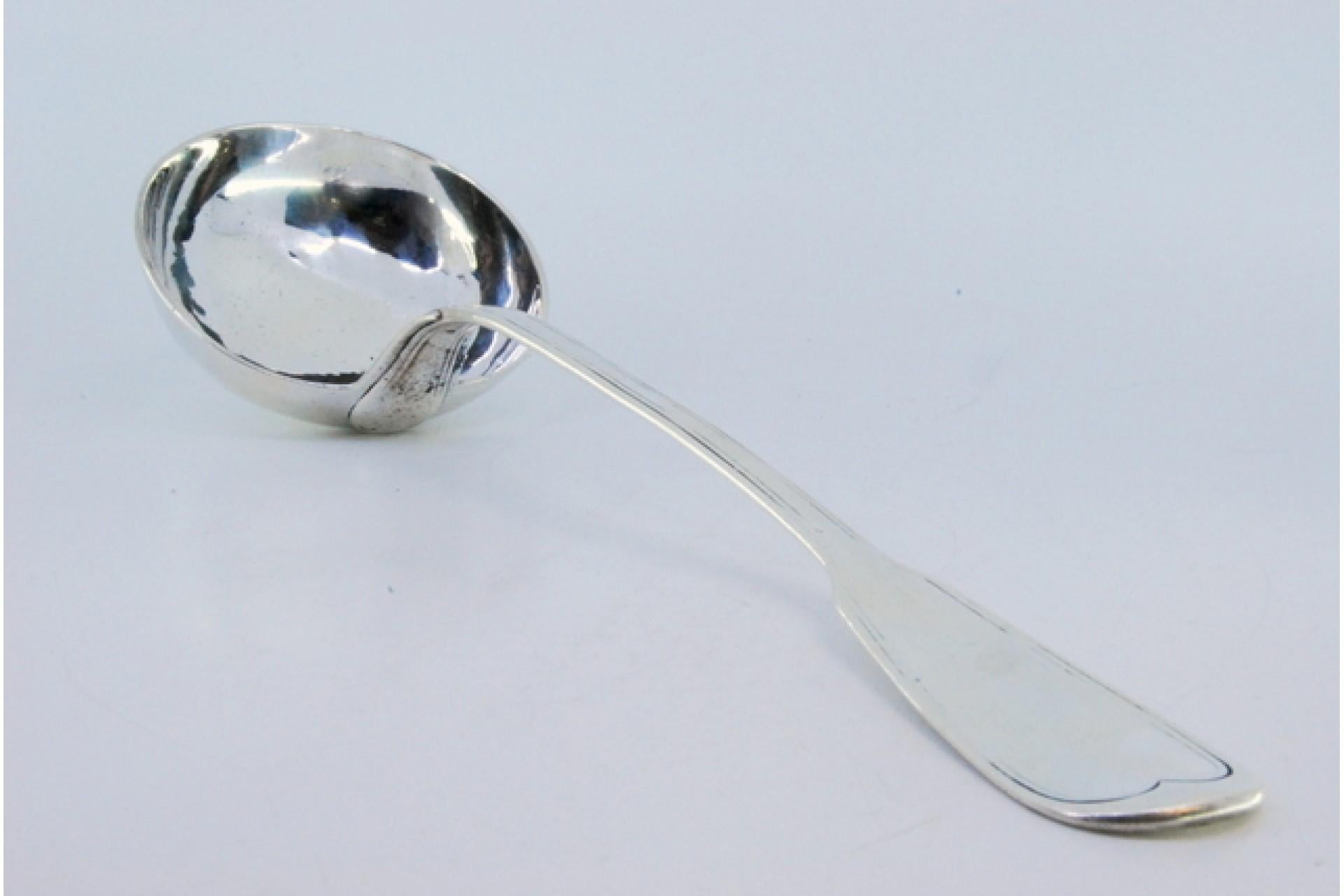 Smooth silver soup ladle with grooves along the handle en vente 1