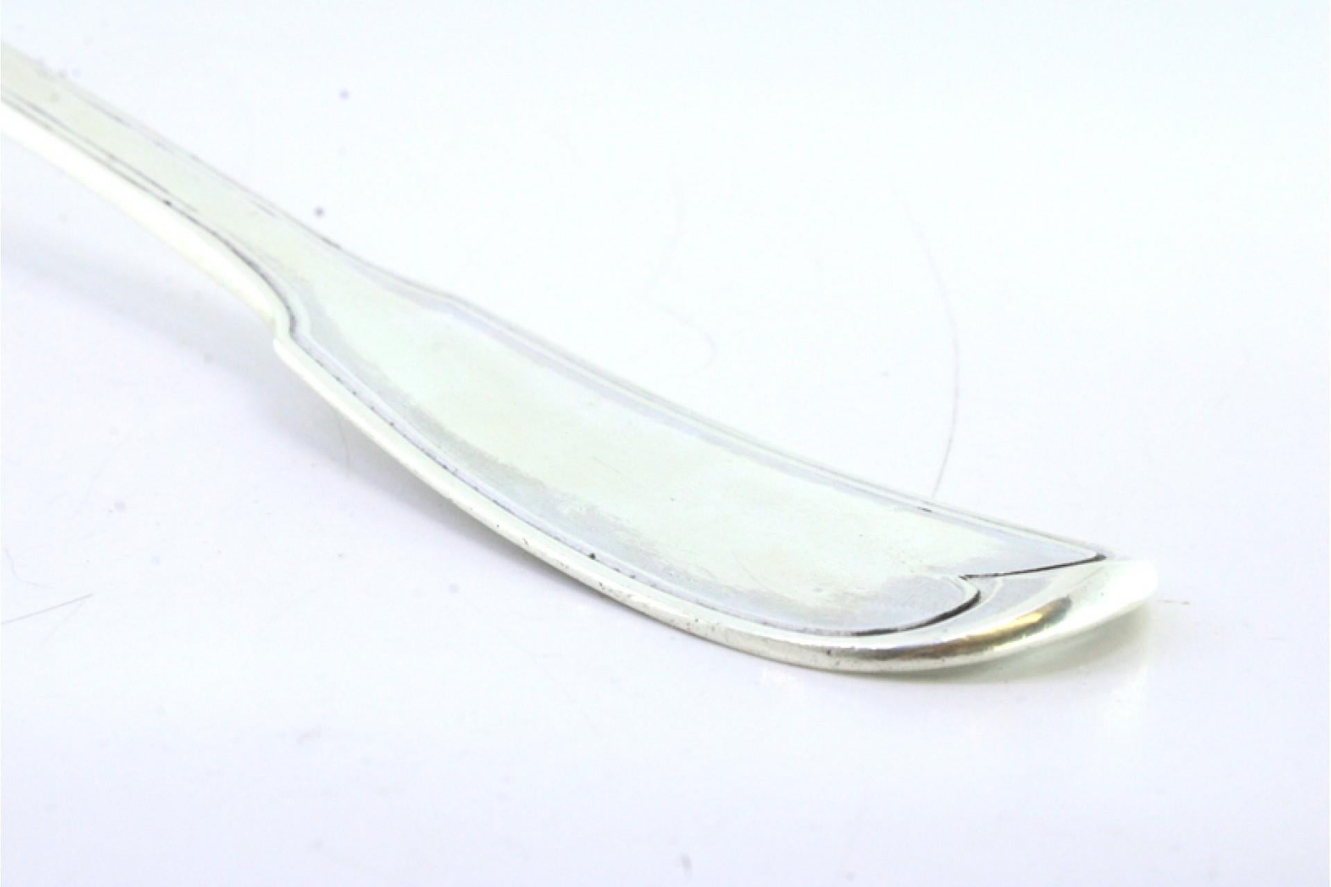 European Smooth silver soup ladle with grooves along the handle to be shipped For Sale