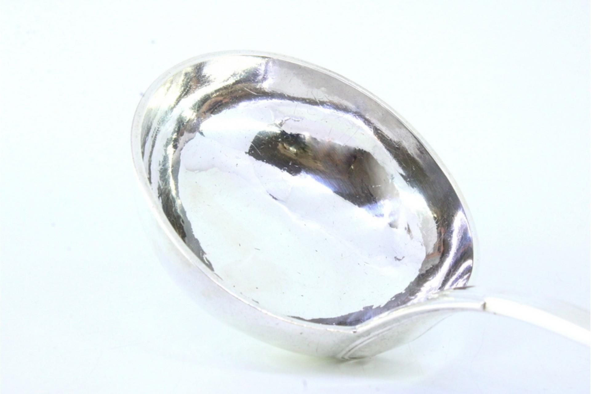 Smooth silver soup ladle with grooves along the handle to be shipped In Good Condition For Sale In Porto, PT