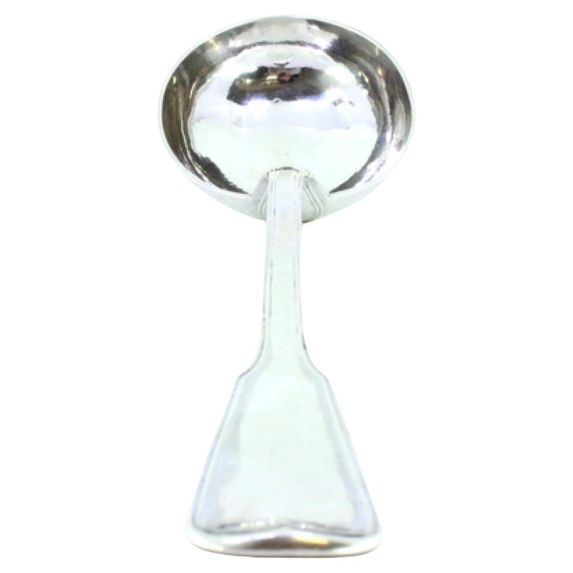 Smooth silver soup ladle with grooves along the handle to be shipped For Sale