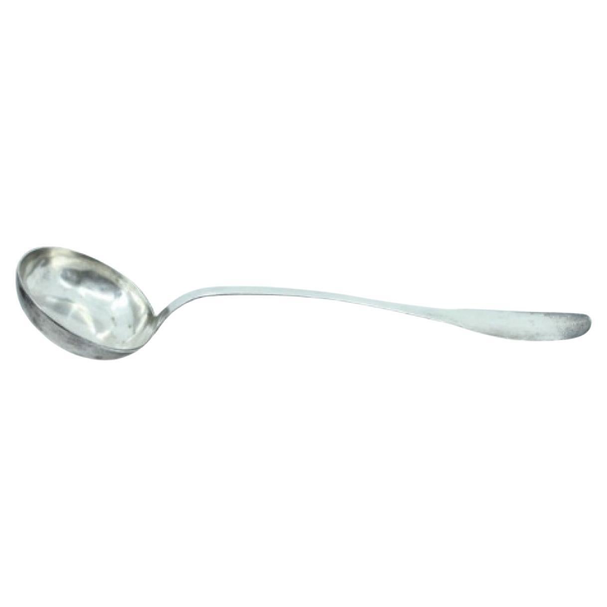 Smooth silver soup ladle with grooves along the handle to be shipped For Sale