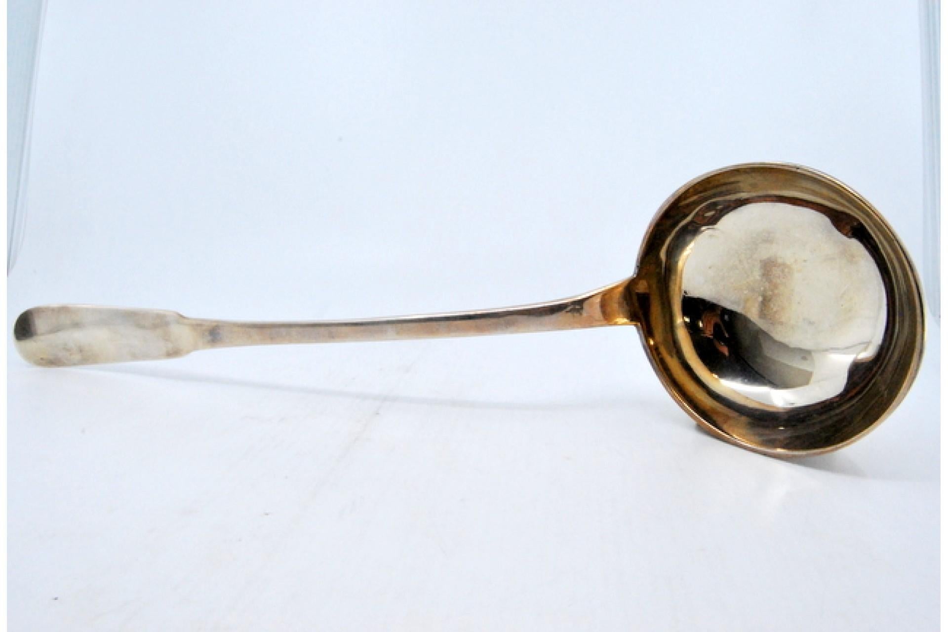 Description : Louche à soupe en argent lisse avec rainures sur le manche. Métal : Argent. Origine : Français. Marque : Tête de Veuille Famme. Poids : 224,13 grammes. Dimensions : 35,5 x 9,8 cm : 35.5x9.8cm. Contenu : 950/1000. Marque d'atelier :