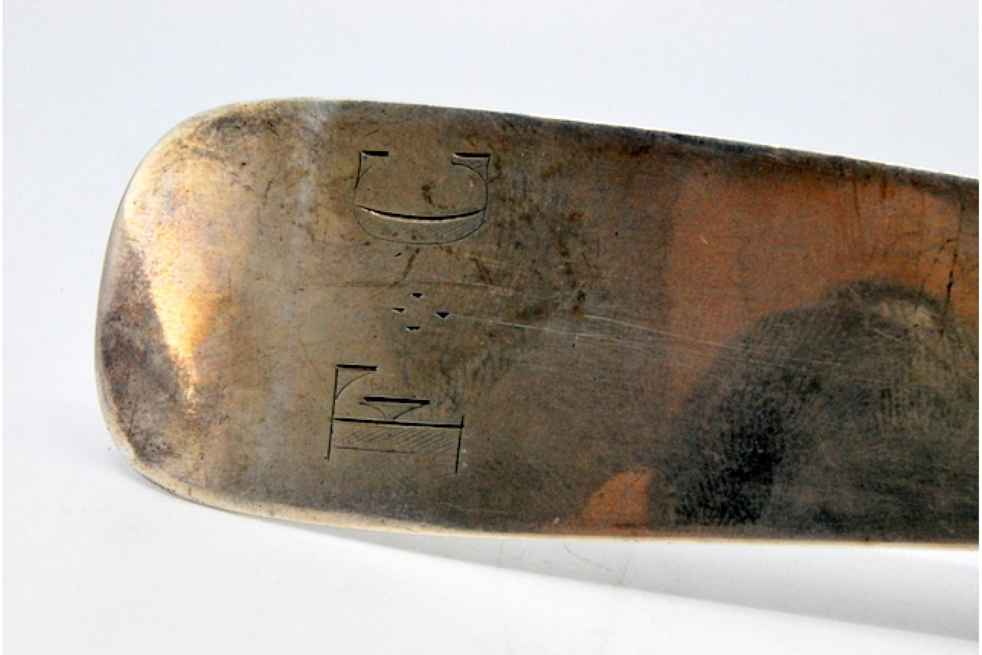 Européen Smooth silver soup ladle with grooves on the handle en vente