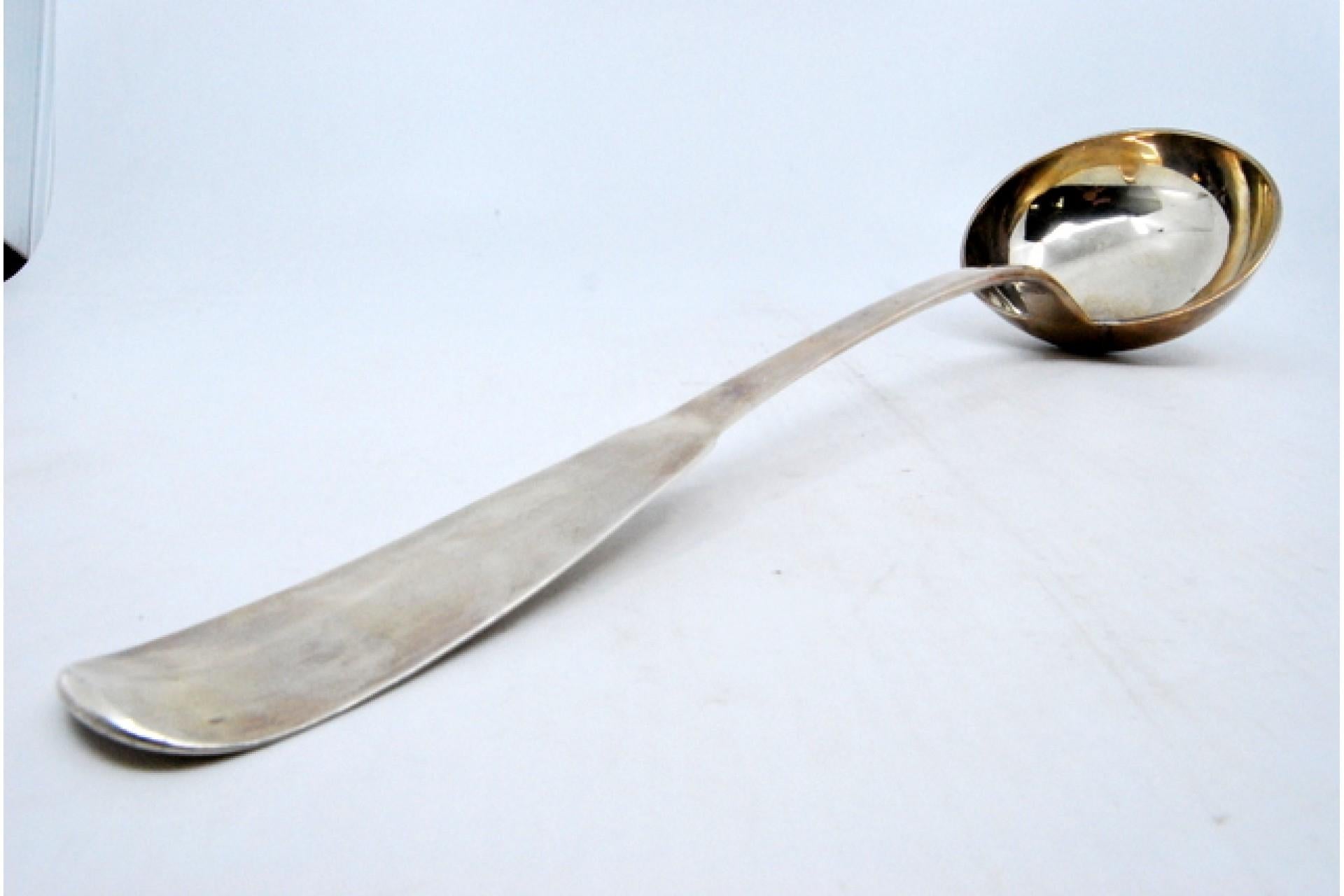 XIXe siècle Smooth silver soup ladle with grooves on the handle en vente