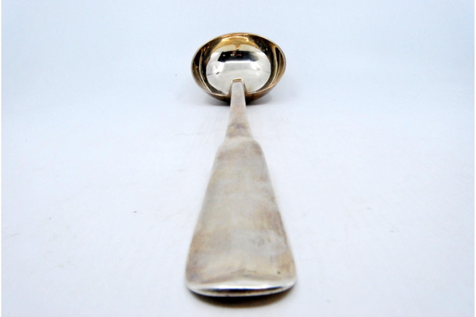 Argent Smooth silver soup ladle with grooves on the handle en vente
