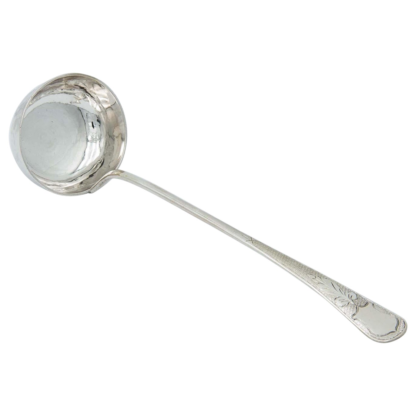 Glatte silberne Suppenkelle mit guillochiertem Griff und monogrammiertem Teller im Angebot