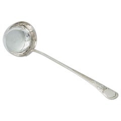 Cazo sopero de plata lisa con mango guilloché y placa con monograma