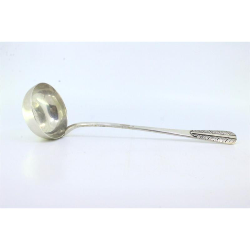 Beschreibung: Glatte silberne Suppenkelle mit Reliefs auf dem Griff. Metall: Silber. Herkunft: Portugiesisch. Marke: Abwesend. Gewicht: 214,27 Gramm. Abmessungen: 28cmx8cm. Inhalt: 833/1000. Assay Mark: Abwesend. Zusätzliche Informationen: Guter