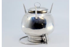 Zuccheriera d'argento liscia a forma di treppiede come supporto