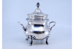 Zuccheriera d'argento liscia appoggiata su quattro piedi zoomorfi