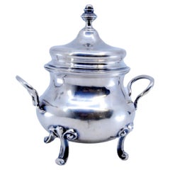 Zuccheriera d'argento liscia appoggiata su quattro piedi zoomorfi