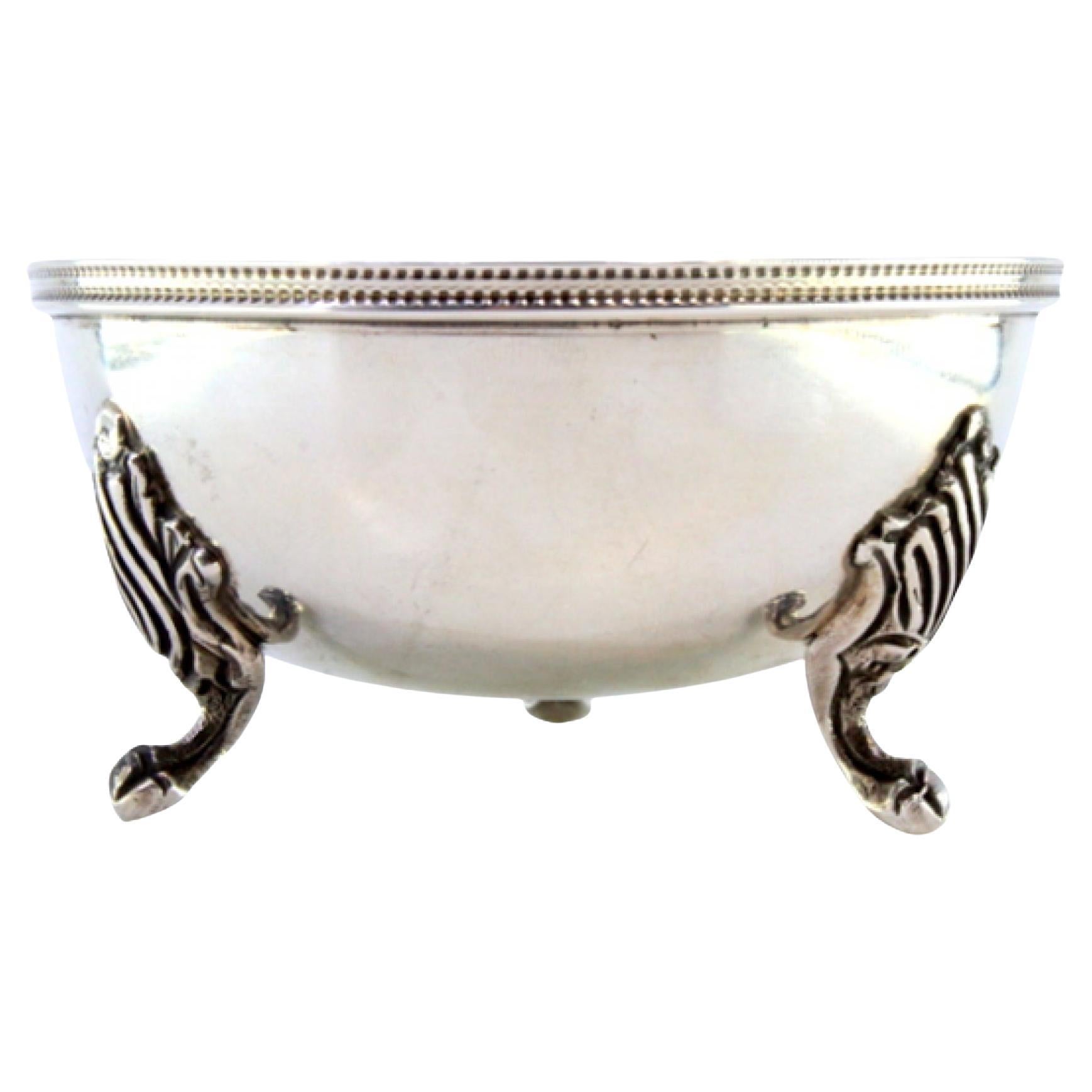 Smooth silver washbasin with rim reliefs on three claw feet For Sale