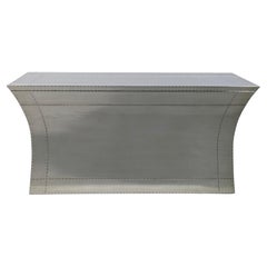 Banc Vaisseau en bronze blanc lisse - Ottoman de rangement revêtu de métal, fait à la main
