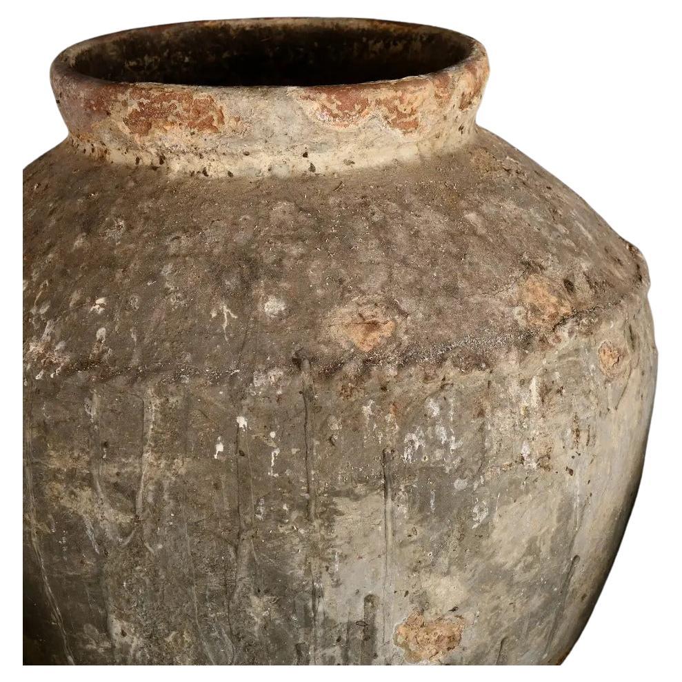 Altes Wassergefäß aus Java, das ursprünglich zur Aufbewahrung von Lebensmitteln oder Trinkwasser diente. Dieser große ethnische Terrakottatopf weist eine authentische Patina mit natürlicher Alterung auf, die seine handwerkliche Herkunft und seinen