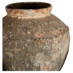 Sanft gealterter Terrakotta-Wasserkrug im ethnischen Java-Stil