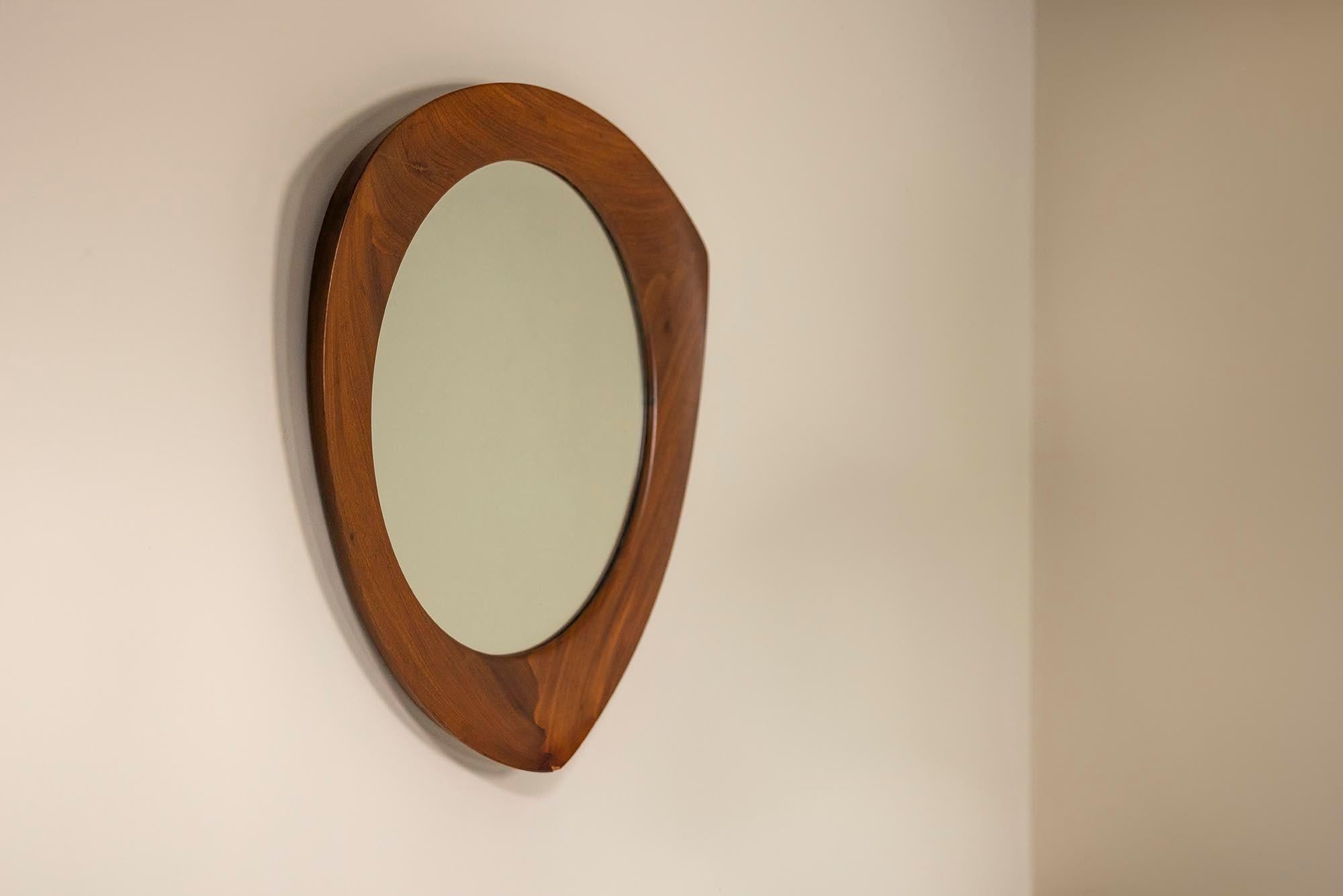 Franco Campo und Carlo Graffi waren renommierte italienische Designer, die für ihren innovativen Ansatz im Möbeldesign bekannt waren und Funktionalität mit eleganter Ästhetik verbanden. Aus ihrer Collaboration gingen zahlreiche ikonische Stücke