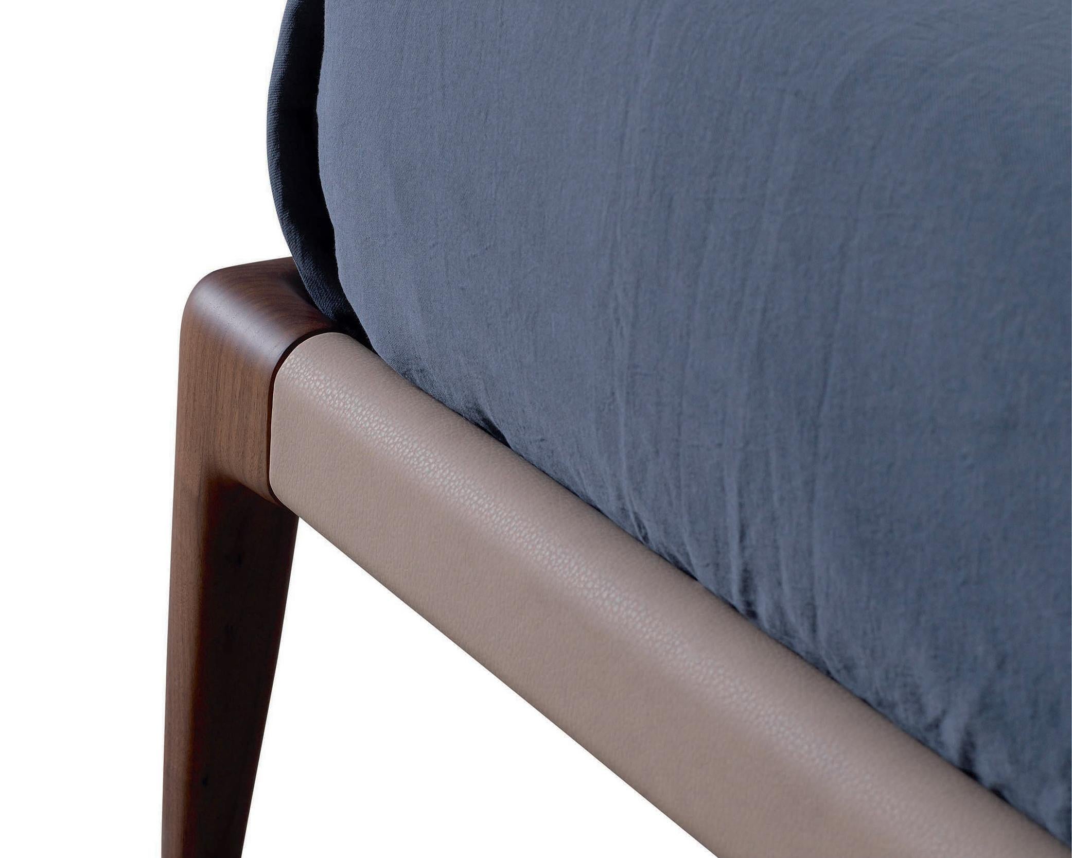 Smusso Bett von Dale Italia
Abmessungen: T 213 x B 170 x H 100 cm.
MATERIALIEN: Nussbaum und Polsterung.

Bett mit einem Rahmen aus massivem Canaletto-Nussbaum. Latten (160 x 200 cm) sind im Lieferumfang enthalten. Erhältlich in zwei Ausführungen: