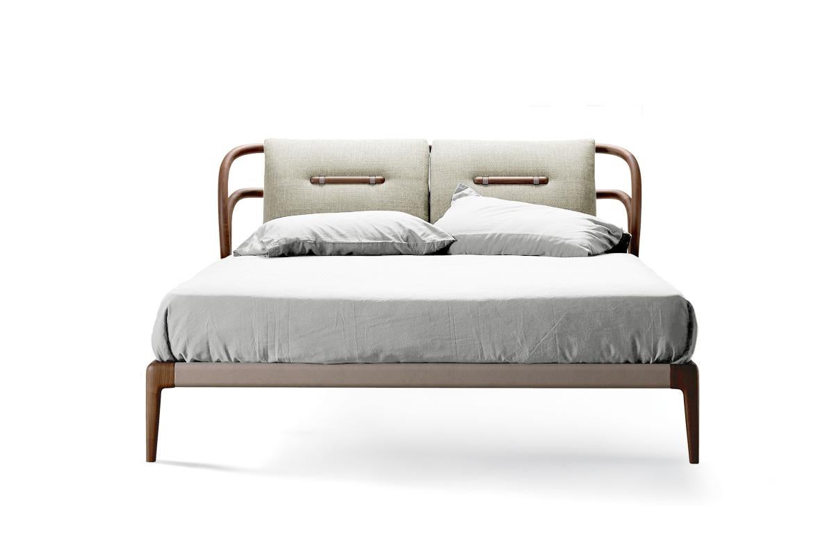 Smusso Massivholzbett, Nussbaum, handgefertigt, natürliches Finish, Contemporary im Angebot 4