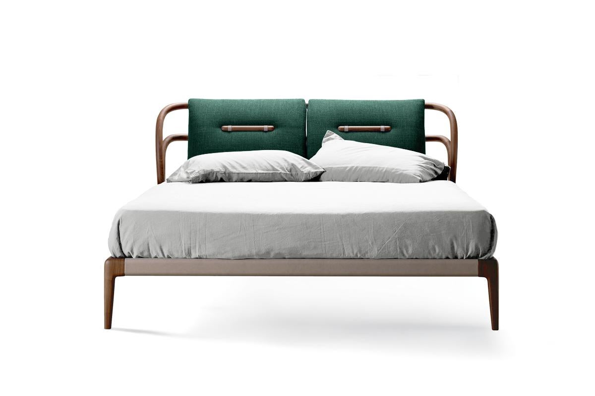 Smusso Massivholzbett, Nussbaum, handgefertigt, natürliches Finish, Contemporary im Angebot 7