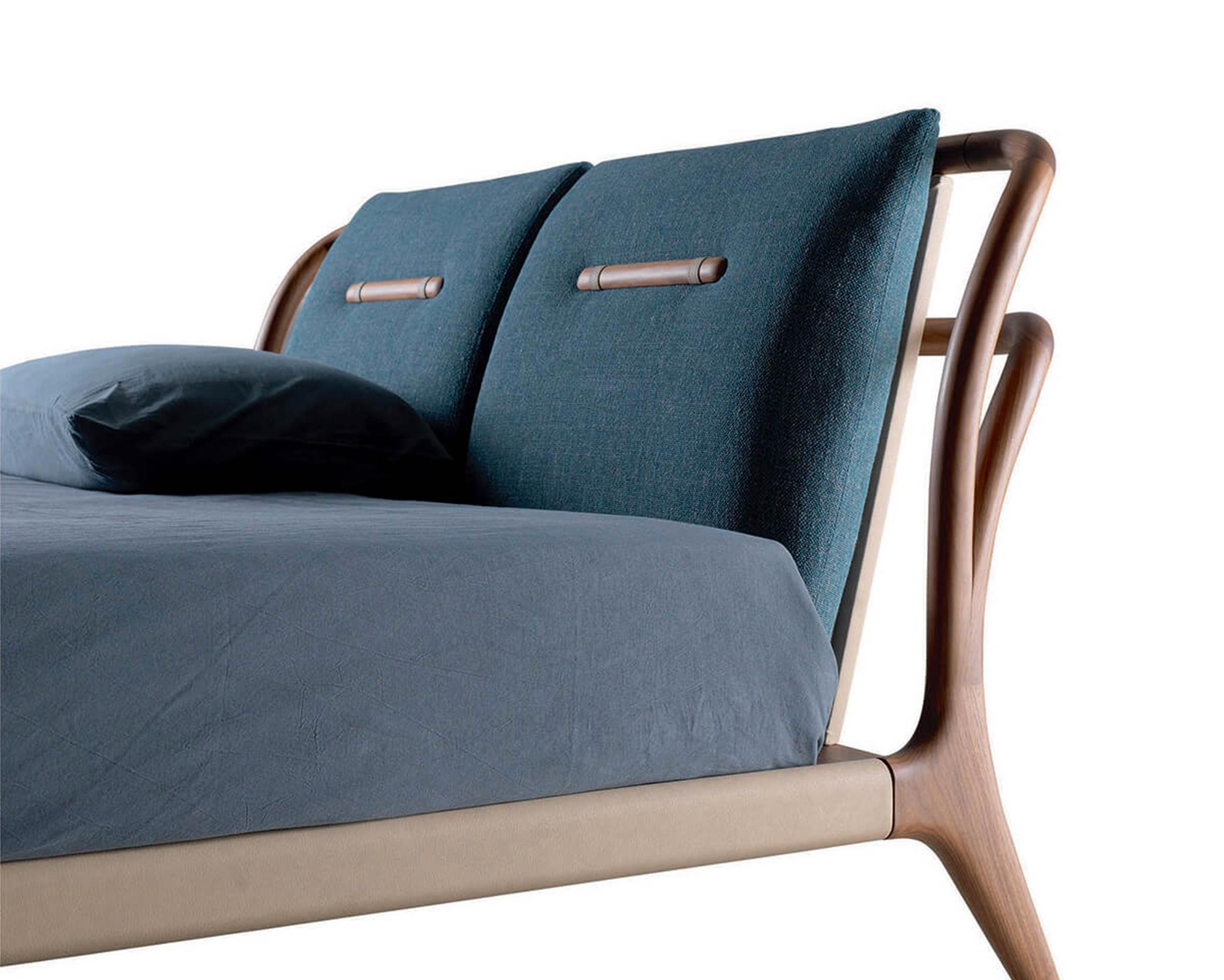 Smusso Massivholzbett, Nussbaum, handgefertigt, natürliches Finish, Contemporary (Moderne) im Angebot