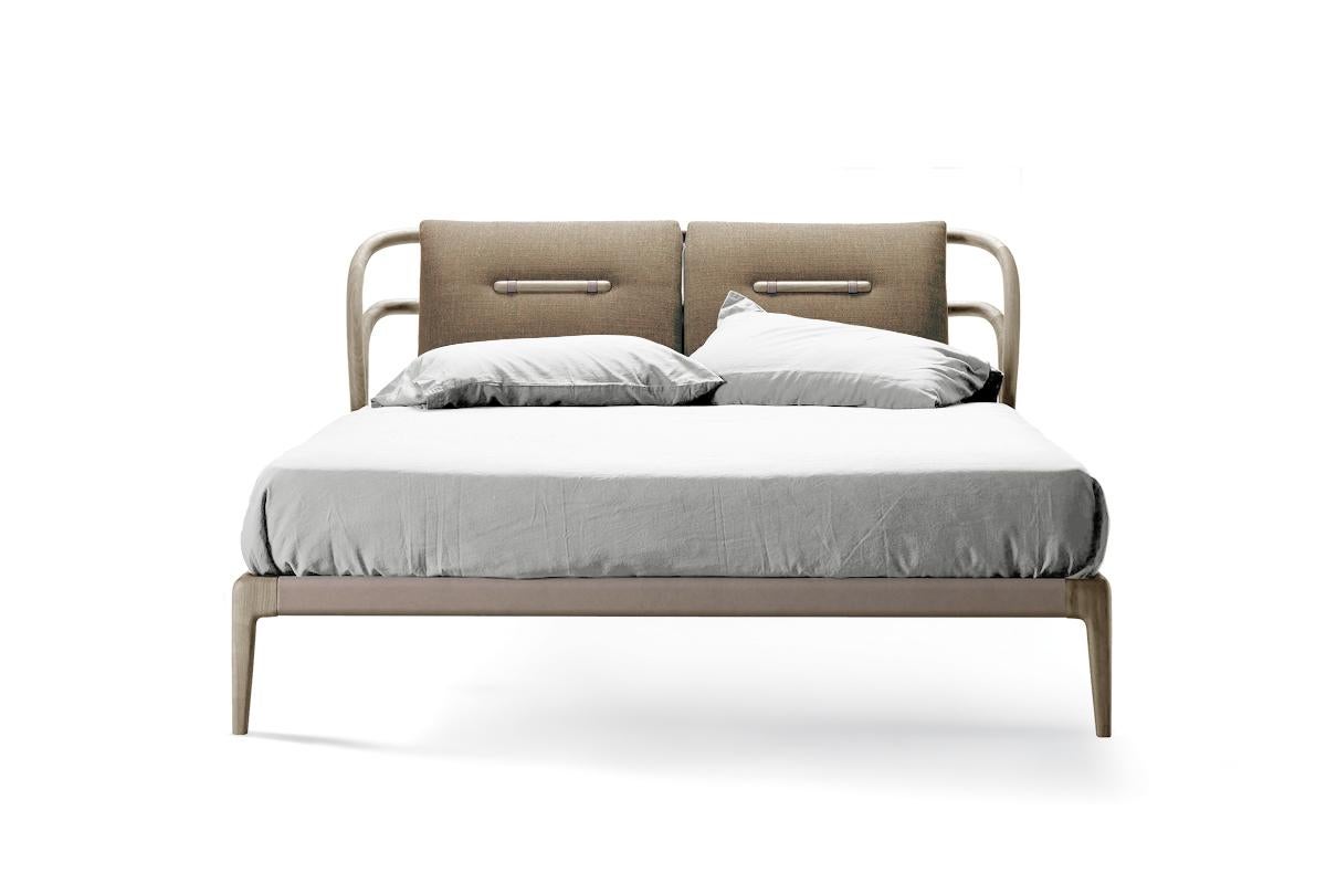 Smusso Solid Wood Bed, Walnut in Hand-Made Natural Grey Finish, Contemporary In New Condition For Sale In Cadeglioppi de Oppeano, VR