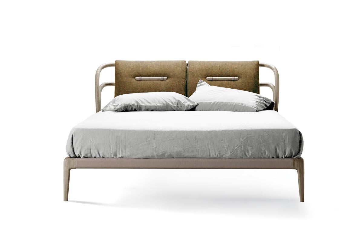 Smusso-Bett aus Massivholz, Nussbaum in handgefertigter Naturgrau-Finish, zeitgenössisch (21. Jahrhundert und zeitgenössisch) im Angebot