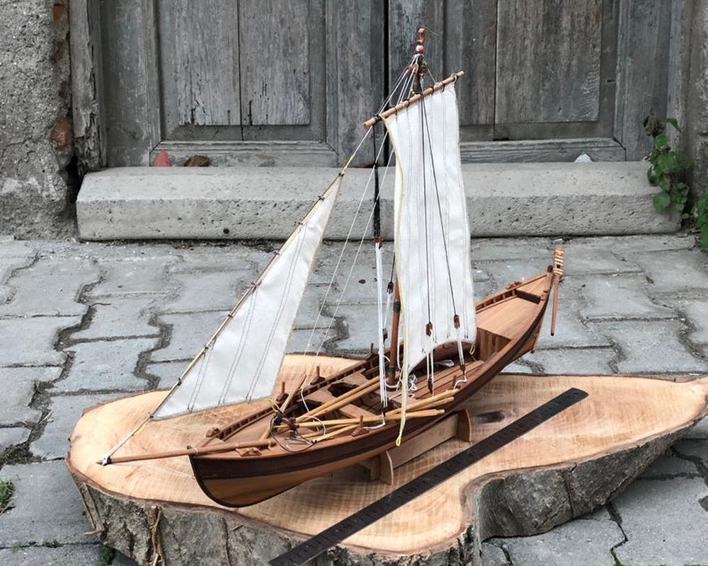 Dieses handgefertigte hölzerne Segelbootmodell aus Linden- und Mahagonibäumen ist von hoher Designqualität. Mit einer Länge von 30 Zentimetern, einer Breite von 6 Zentimetern und einer Höhe von 18,5 Zentimetern wird dieses Boot den Meeresliebhabern