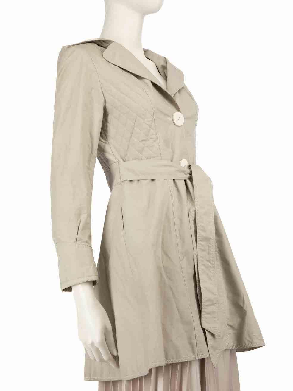 CONDIZIONE: molto buona. L'usura del cappotto è minima. Macchie minime sul cappuccio e sul pannello posteriore di questo articolo usato di design Smythe.
 
 Dettagli
 Beige
 Cotone
 Trench
 Con la cintura
 Chiusura con bottone
 Con cappuccio
