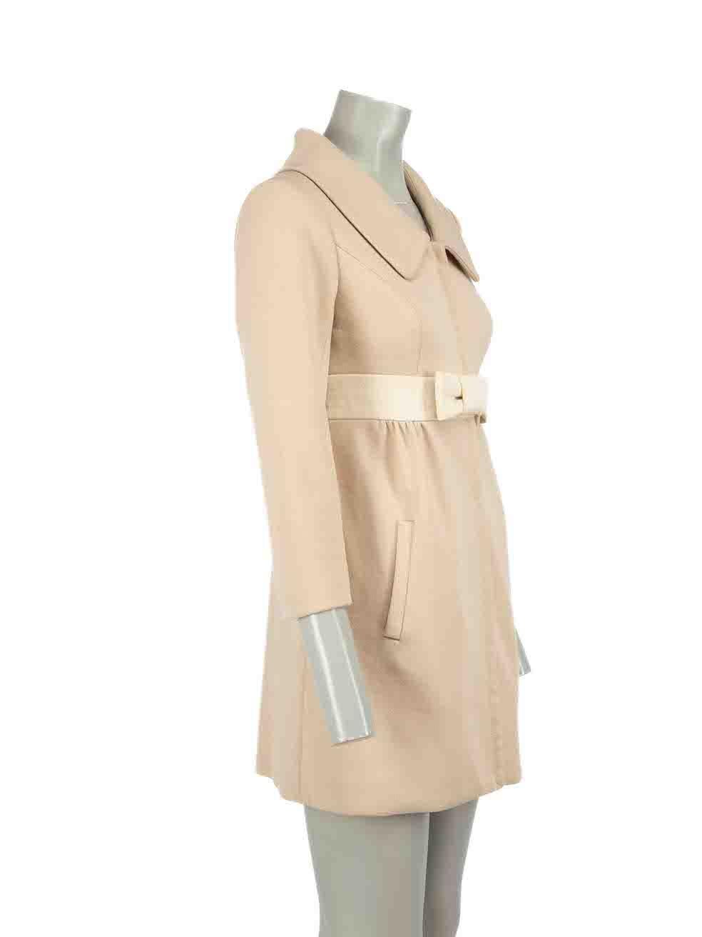 CONDITION is Very good. Minimal wear to coat is evident. Minimal wear to the front with a small hole to the knit above the hem. Small satins is visible to back of internal hemline on this used Smythe designer resale item.
 
Details
Beige
Wool
Mid