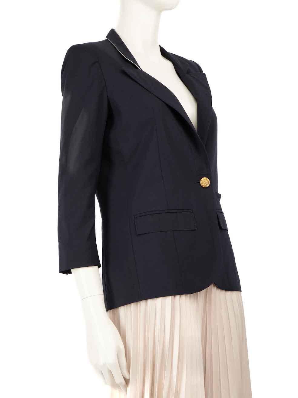 L'ÉTAT est très bon. L'usure du blazer est minime. Petits trous dans la manche gauche et dans la doublure arrière en bas à gauche. Légère décoloration de la doublure arrière en bas à gauche sur cet article de revente de designer Smythe d'occasion.
