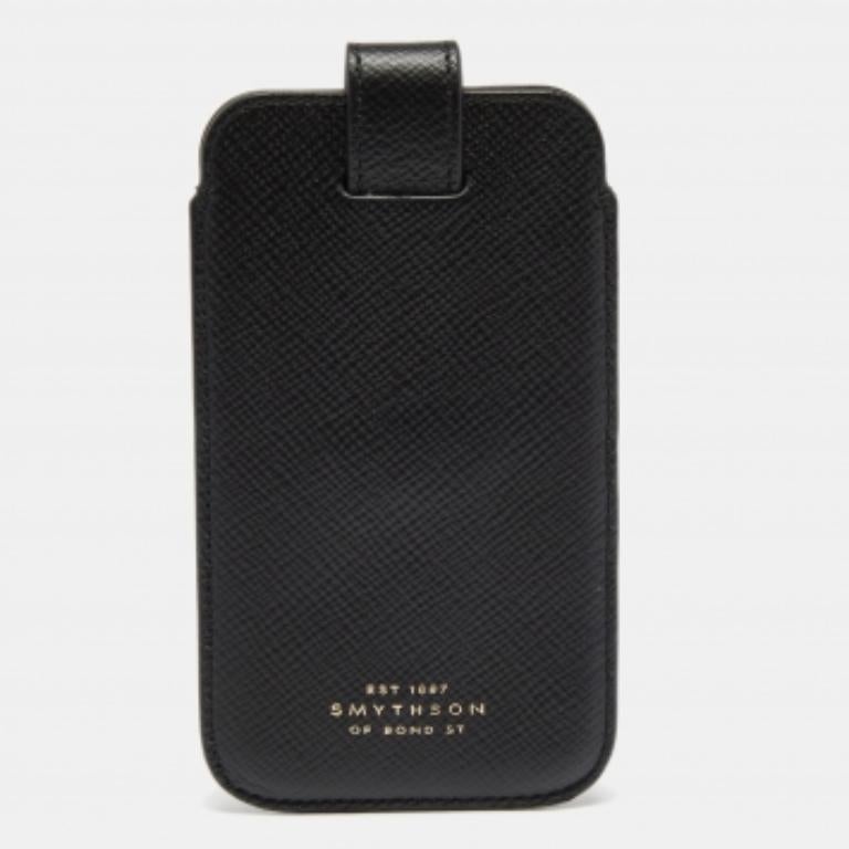 Proteggi il tuo smartphone con questa cover di Smythson. Questa custodia è realizzata in pelle nera e foderata in pelle all'interno. Ha finiture dorate. Questa elegante copertina sta aspettando di essere tua!