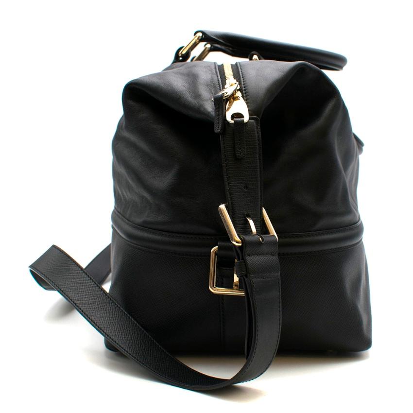 Smythson - Borsa da weekend nera 

- fibbie dorate - chiusura con zip dorata - manico corto - tracolla lunga regolabile e rimovibile - astuccio interno rimovibile - piedini in metallo - foderata in cotone - pannello in pelle martellata sul