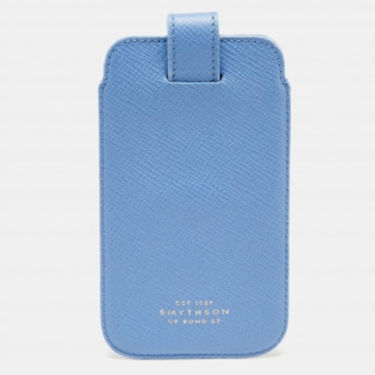 Proteggi il tuo smartphone con questa cover di Smythson. Questa custodia è realizzata in pelle blu e foderata in pelle all'interno. Ha finiture dorate. Questa elegante copertina sta aspettando di essere tua!