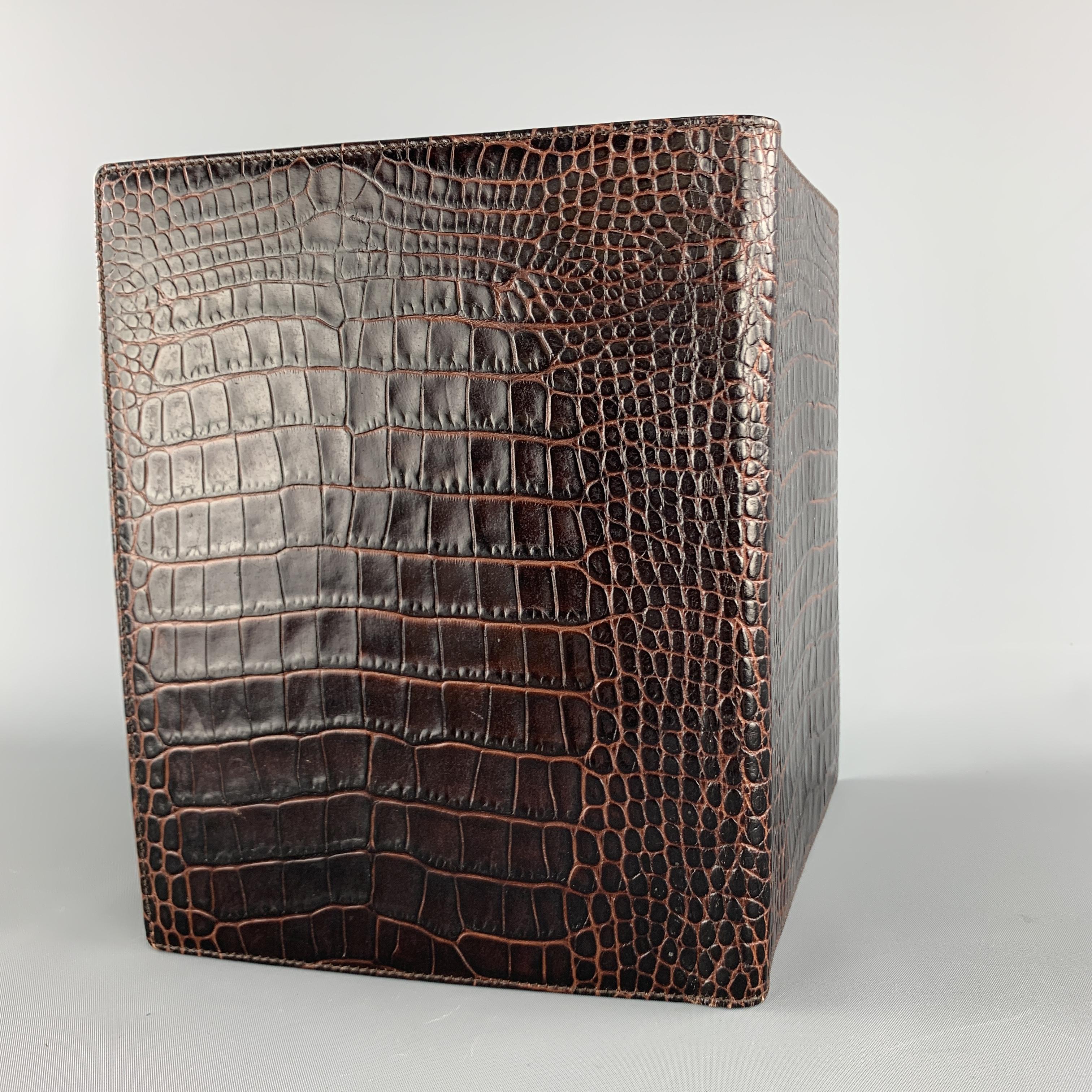 SMYTHSON OF BOND ST. Writing Folder / Organizer case comes in alligator embossed leather with internal storage slots. 

Excellent Pre-Owned Condition.

7.10 x 9 in.
