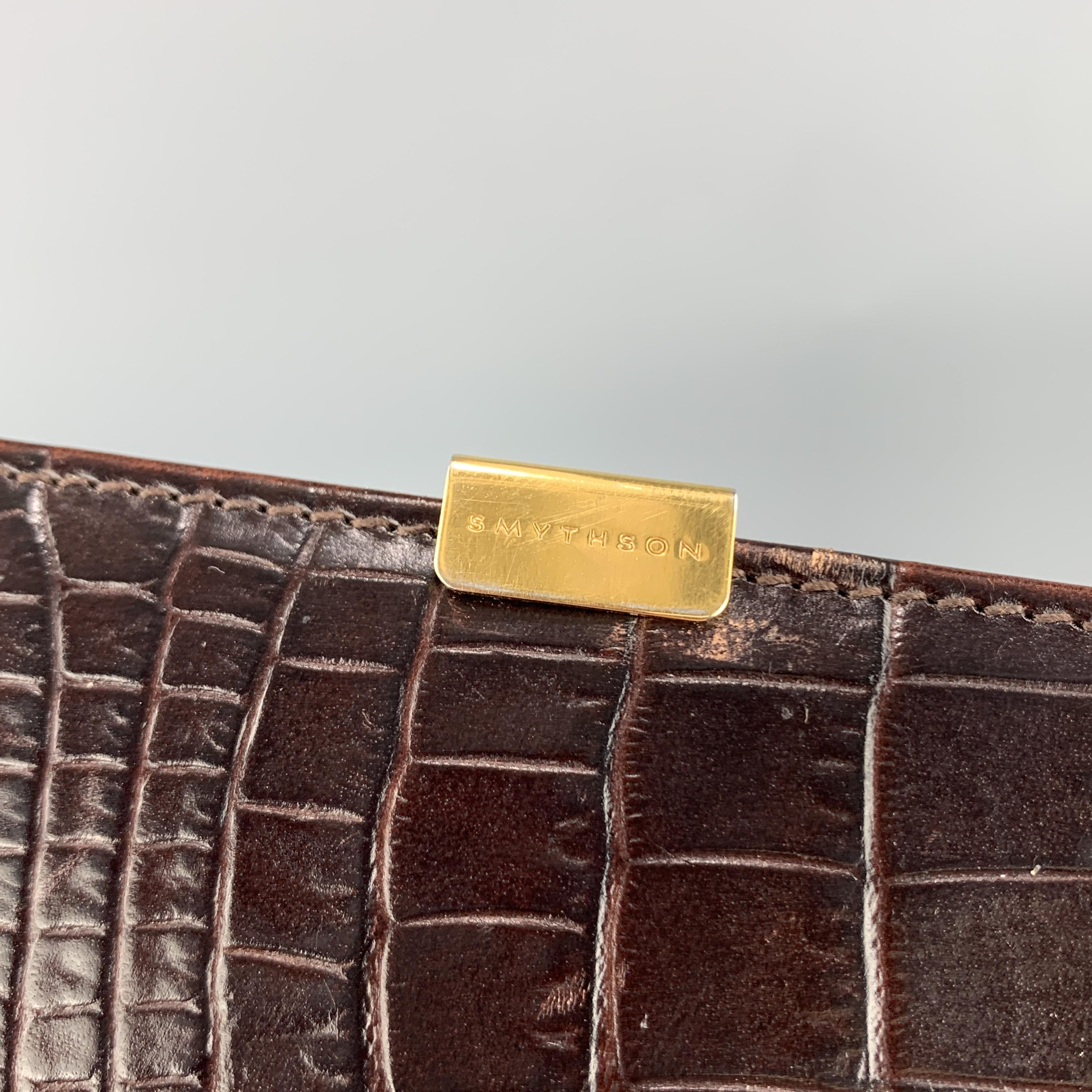 SMYTHSON OF BOND ST. note book comes in deep brown alligator embossed leather with a gold tone closure and note pad. Made in England.

Very Good Pre-Owned Condition.

3.75 x 5.65 in.