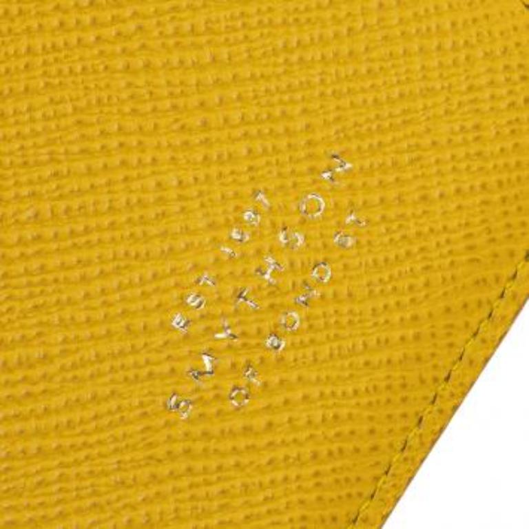 Proteggi il tuo telefono con questa custodia Smythson. L'esterno in pelle giallo brillante è dotato di una patta con chiusura a scatto.