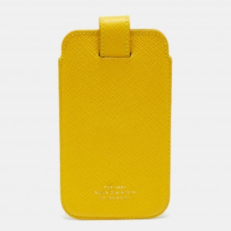 Proteggi il tuo smartphone con questa cover di Smythson. Questa custodia è realizzata in pelle gialla e foderata in pelle all'interno. Ha finiture dorate. Questa elegante copertina sta aspettando di essere tua!
