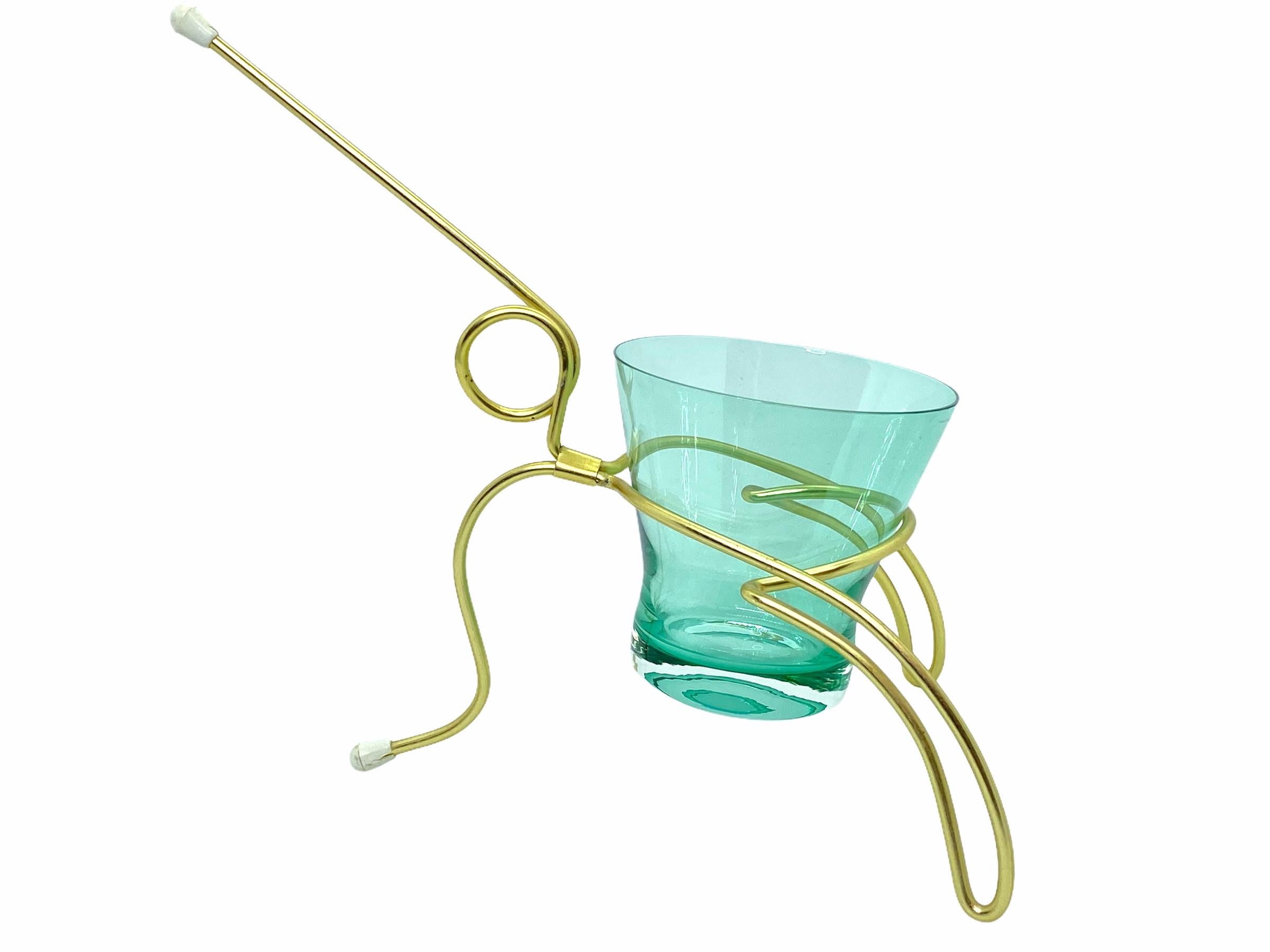 Dieses schöne Stück ist typisch für die 1950er Jahre. Das Glas ist für Salzstangen oder Nüsse und der goldene Metallständer ist für Brezeln. Das Glas ist grün gefärbt und der Metallhalter ist in Gold.
Das Set ist in sehr gutem Zustand. Es gibt