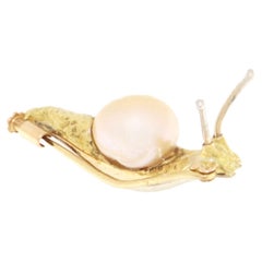 Snail Diamonds Pearl 18 Karat Yellow Gold Brooch