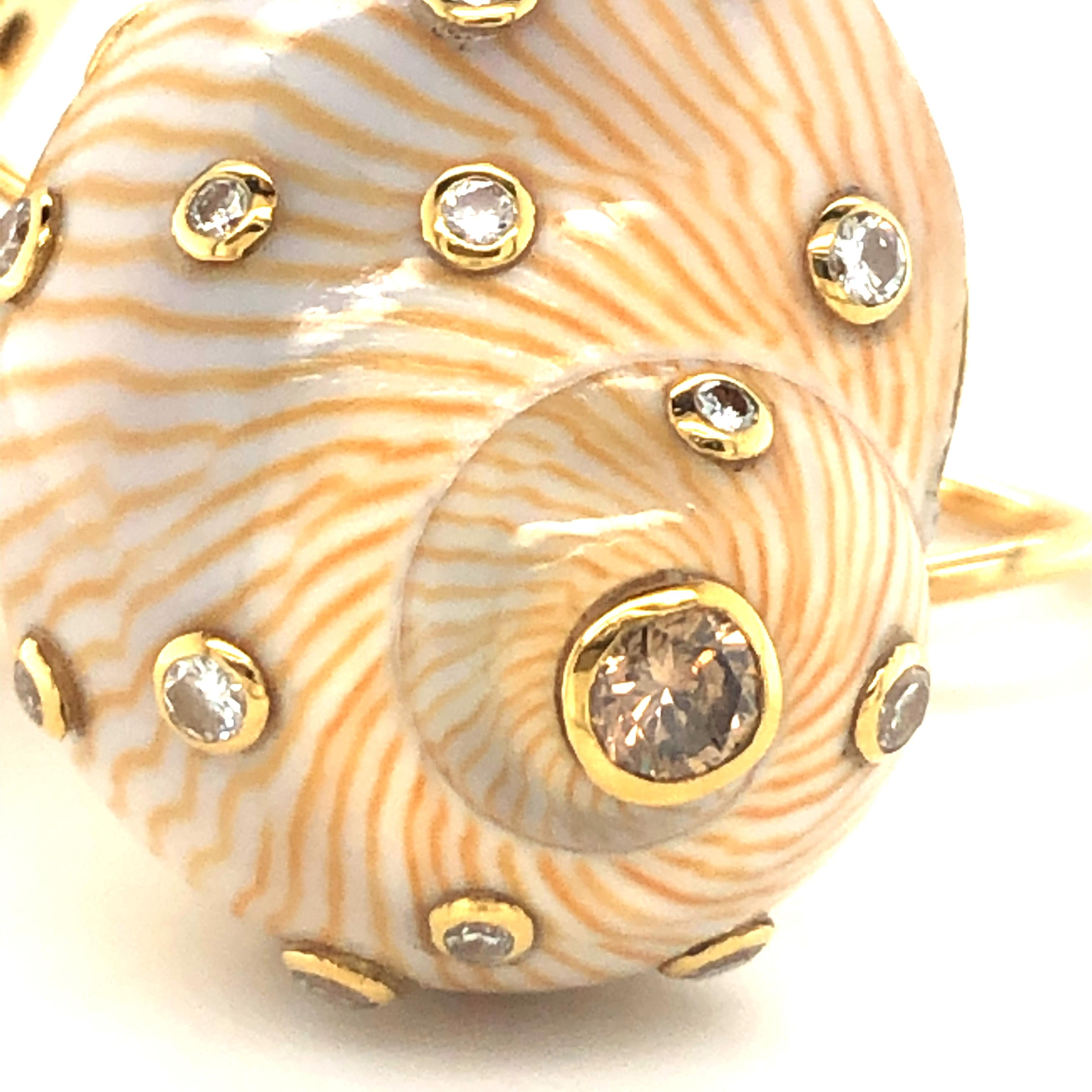 Snail Shell Earrings with Diamonds in Yellow Gold 18 Karat In Good Condition In Lucerne, CH