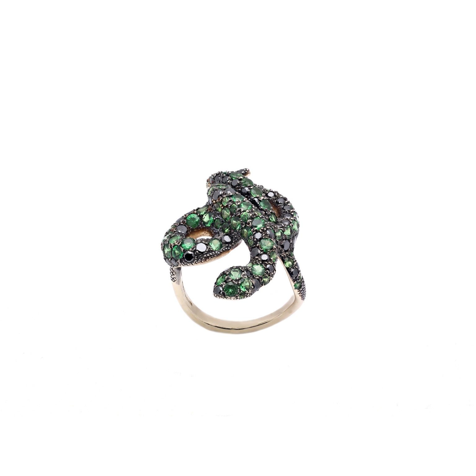 The sensuality of the snake recalls the beauty and the elegance of women. The fact that he’s changing the skin is a symbol of rebirth and regeneration that can lead to immortality as immortal are the jewels from Fratelli Piccini Serpenti Collection.