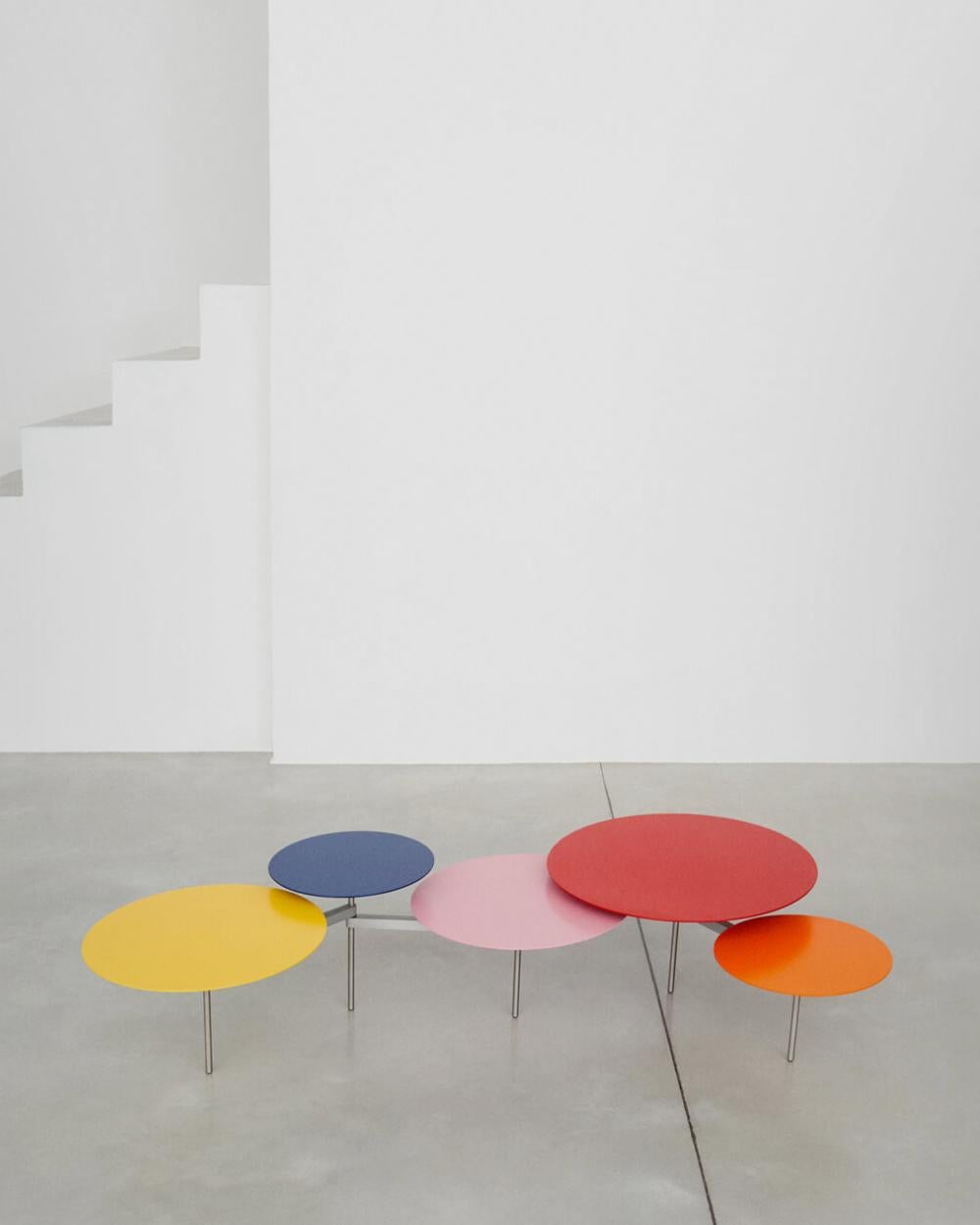 Table basse slithering composée de huit modules circulaires reliés entre eux, réglables dans des configurations toujours différentes.

Snake, la table basse conçue par Carlo Contin pour Meritalia, rampe dans le salon, s'enroulant dans des