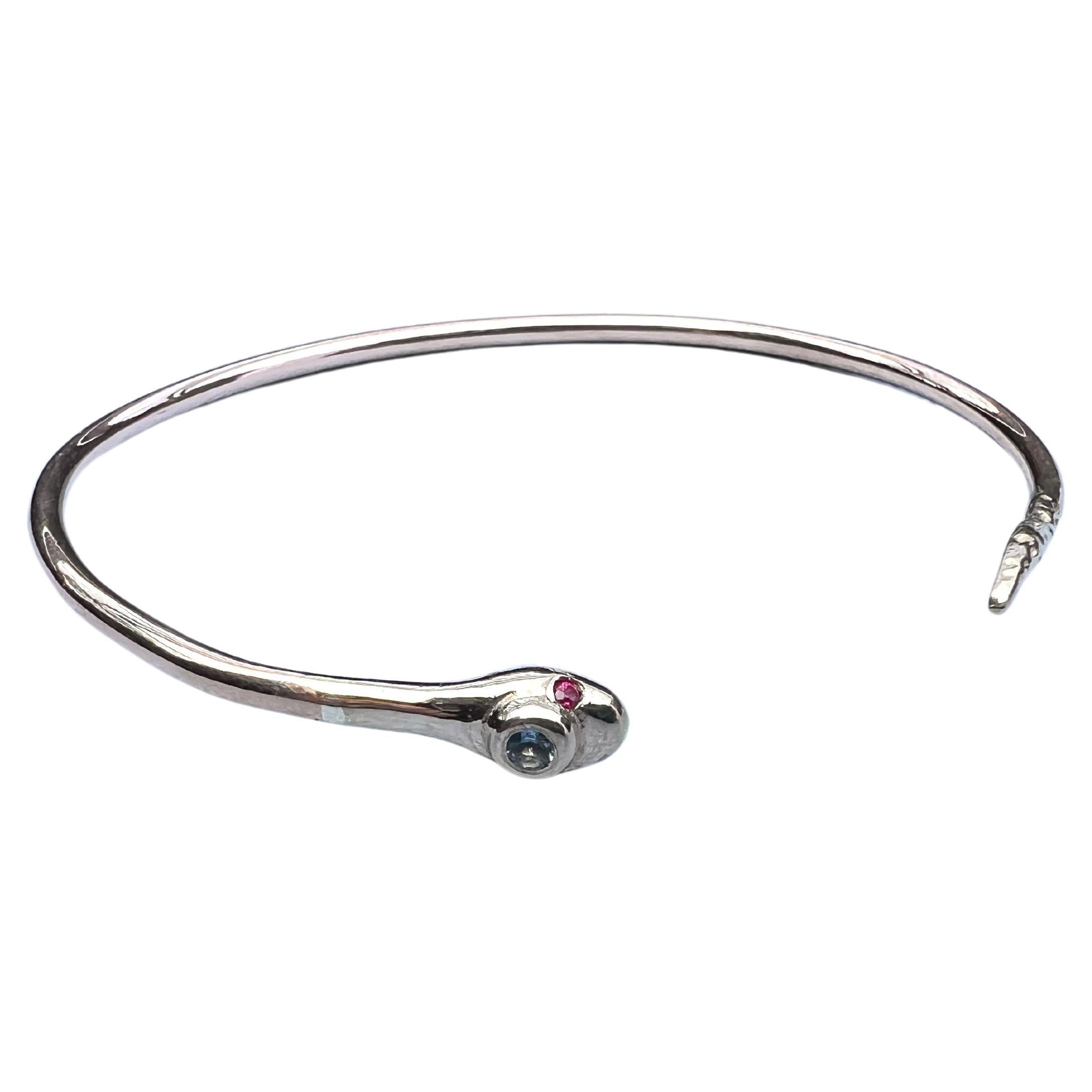 Bracelet jonc serpent aigue-marine rubis  Style victorien 

Réalisé en bronze par le designer J Dauphin

Il a deux yeux en rubis et une aigue-marine sur la tête.

Fabriqué à la main à Los Angeles

Disponible pour une livraison immédiate
